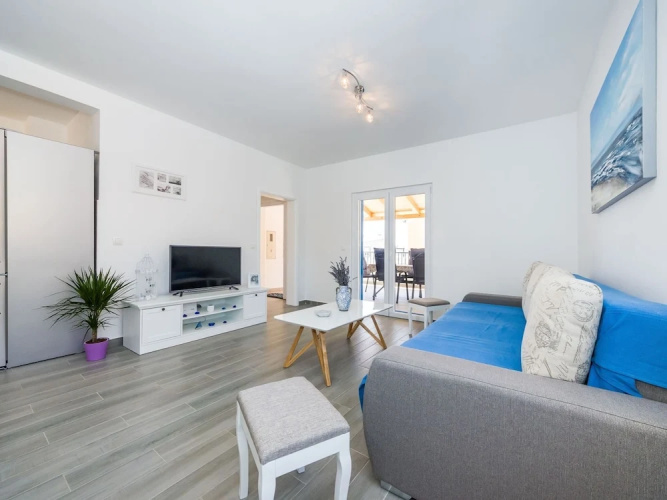 Charming Villa in Jasenice With Pool