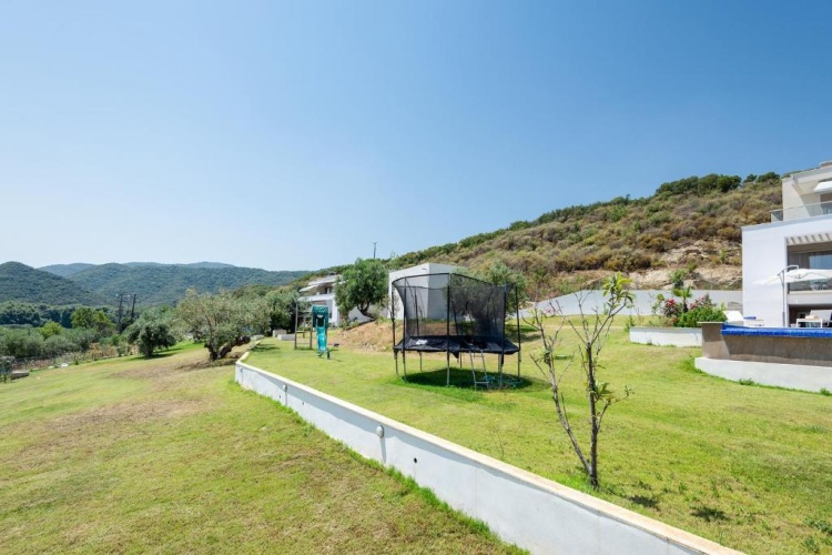 4 Bedrooms Villa