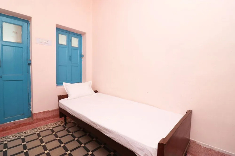 SPOT ON 44329 Sri Krishna Inn Lodging & Boarding