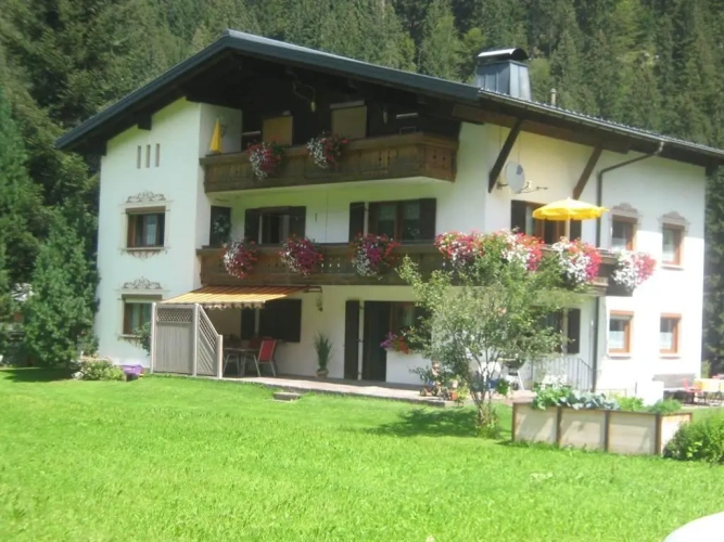 3 Bedrooms Apartment