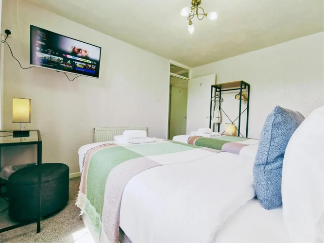 Central Three Bedroom House with Garden