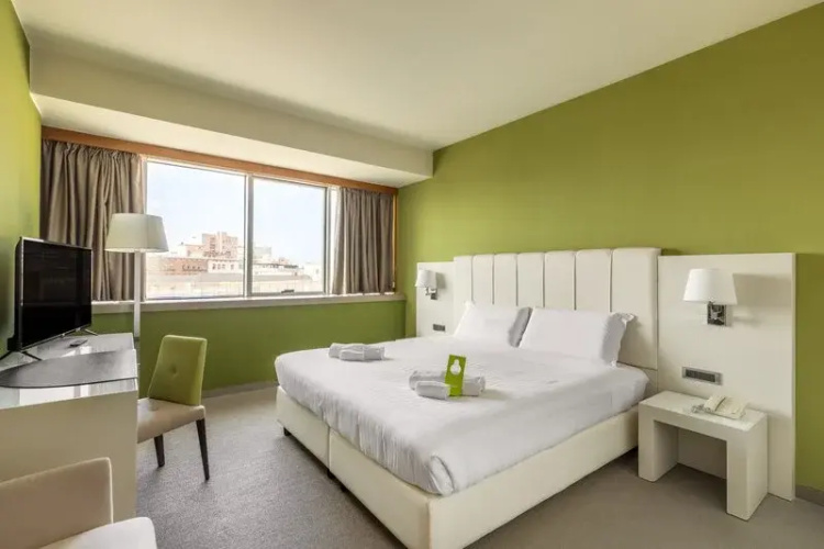 Nh Crystal Hotel