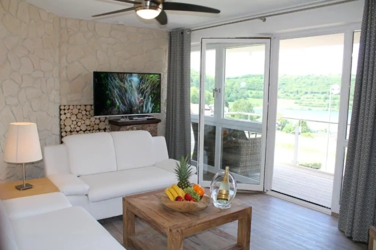2 Bedrooms Luxury Apartment with balcony and with lake view