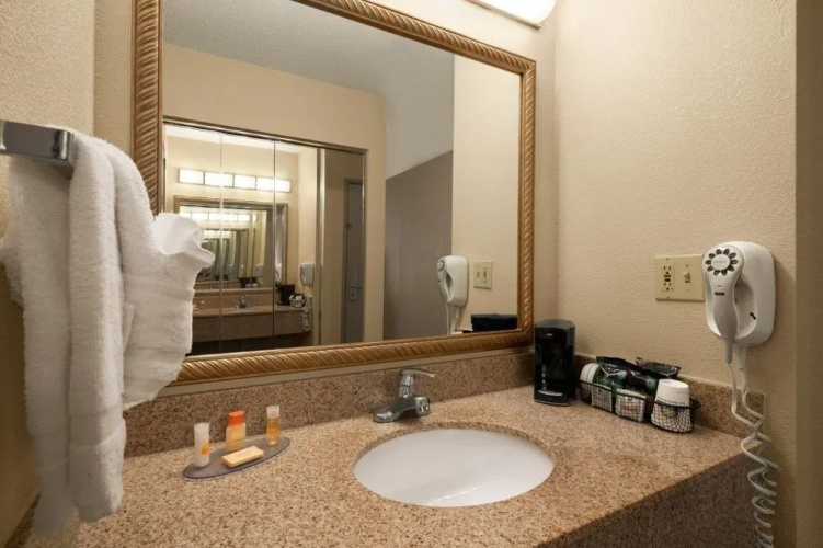 Days Inn & Suites by Wyndham Omaha NE