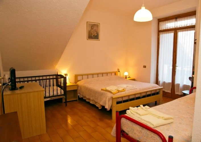 Standard Triple room