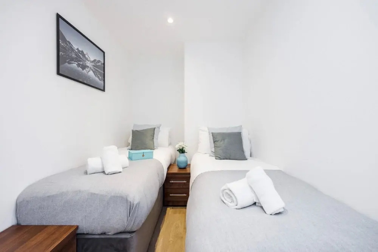 Modern 2 bed Flat in Town Centre - Free Wifi