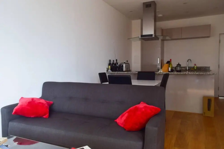 Modern Vauxhall Flat With Balcony