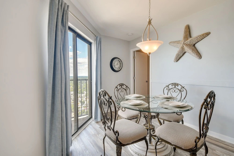 Beachfront Penthouse: Pools, Tennis Courts, Views!