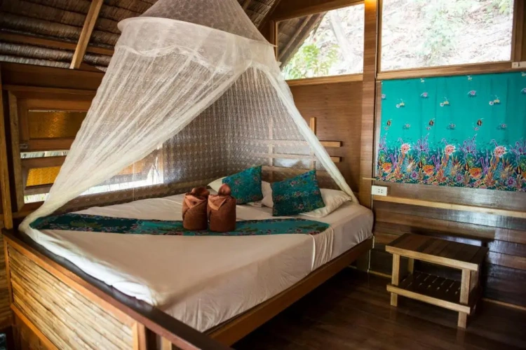 Bungalow with water view