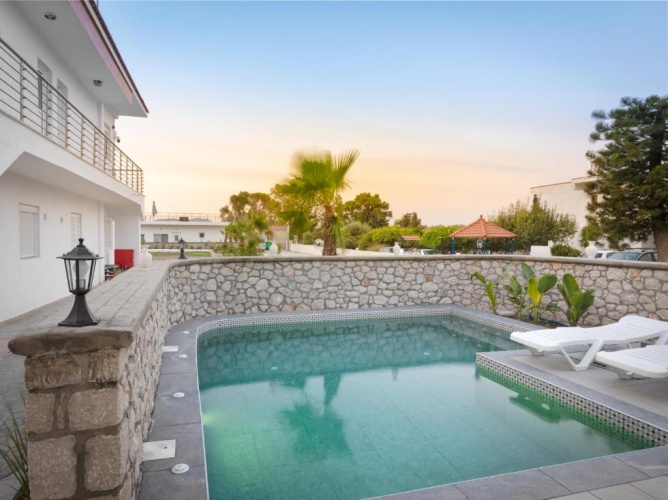 2 Bedrooms Deluxe Suite with pool view