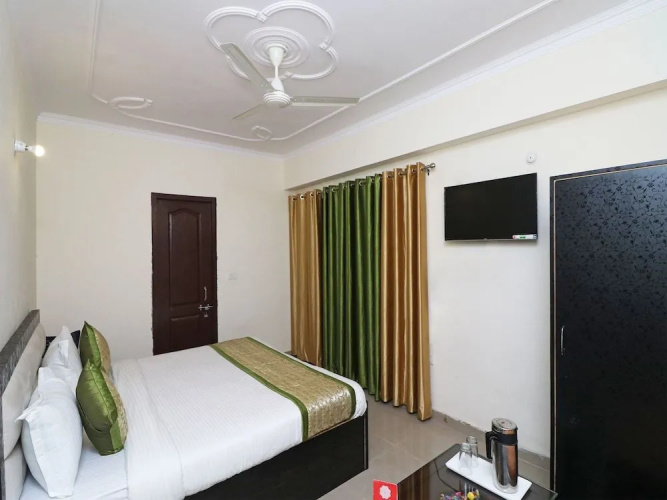OYO 18375 Jd Palace