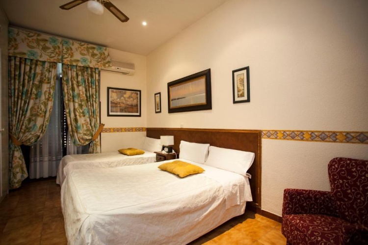 Standard Triple room