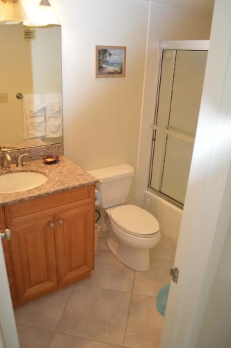 2 Bedrooms Comfort room with pool view