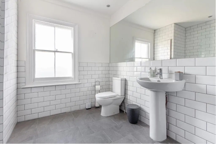 Modern 2 Bedroom Apartment with Free Parking!