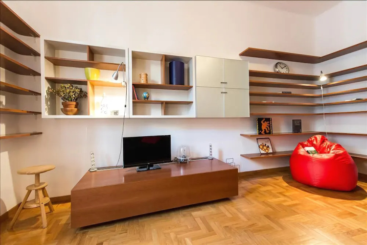 Bright and quiet Halldis apartment with small balcony