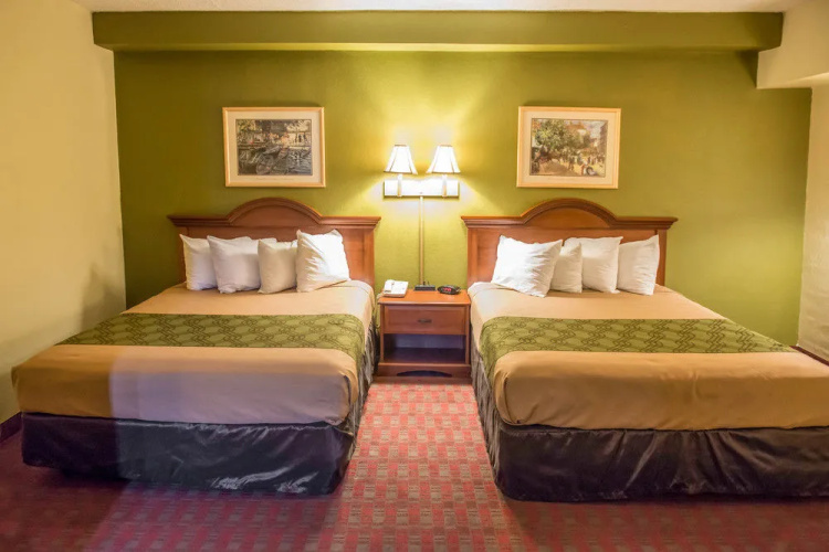Econo Lodge North