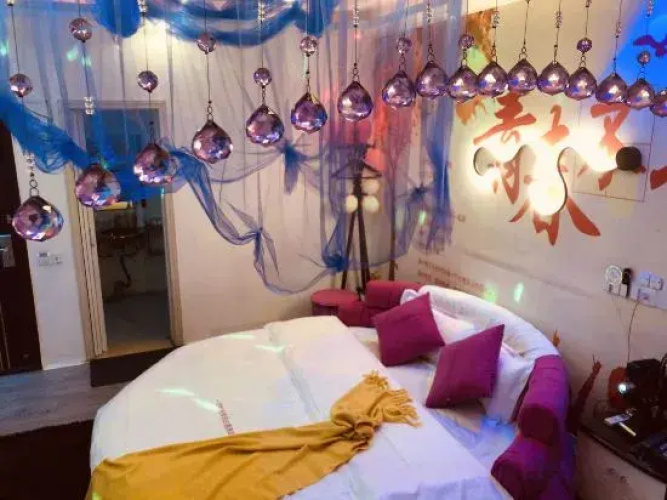 Quxian Yifang Time Couple Theme Hotel