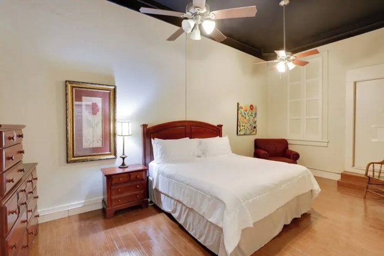 Steps to Restaurants & Shops! Dtwn Marshall Apt