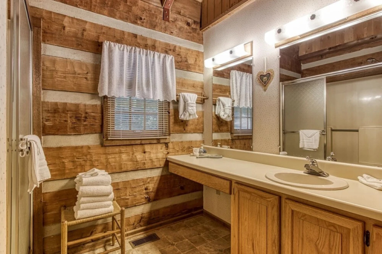 Valhalla - Private Rustic Getaway 2 Bedroom Cabin by RedAwning