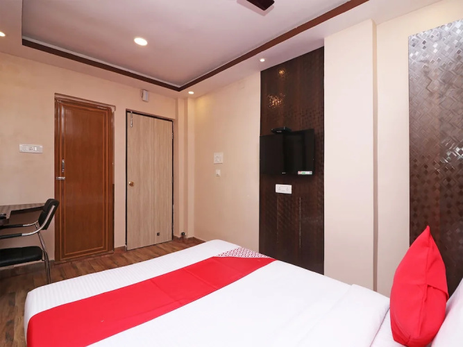 OYO 13579 Hotel Royal Crowne