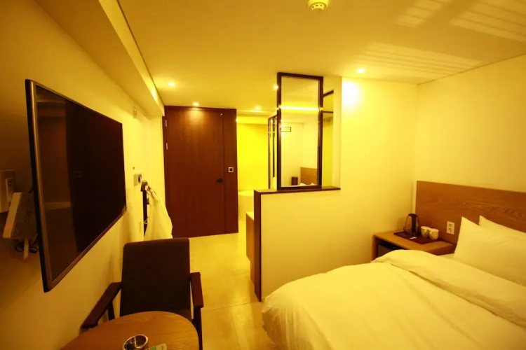 Gray Ground Hotel