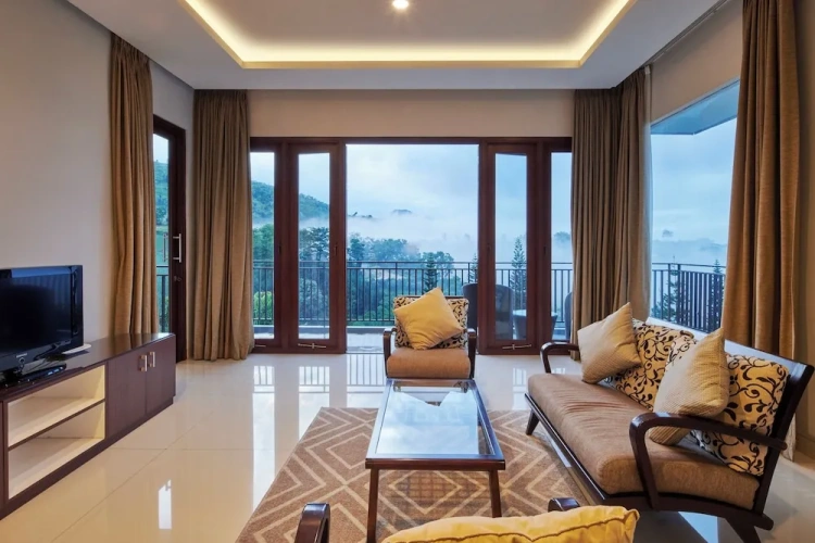 4 Bedrooms Standard Family room