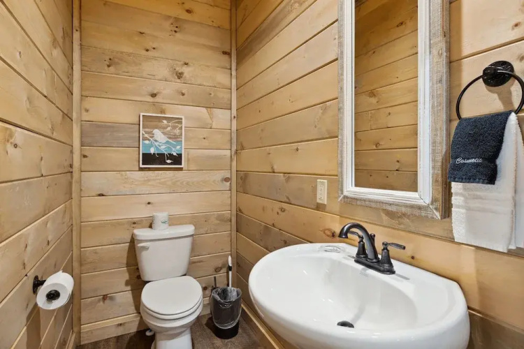 Hillside Hideaway 3 Bedroom Cabin by RedAwning