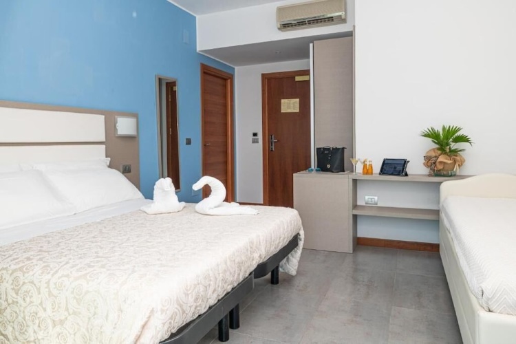 Classic Triple room with balcony