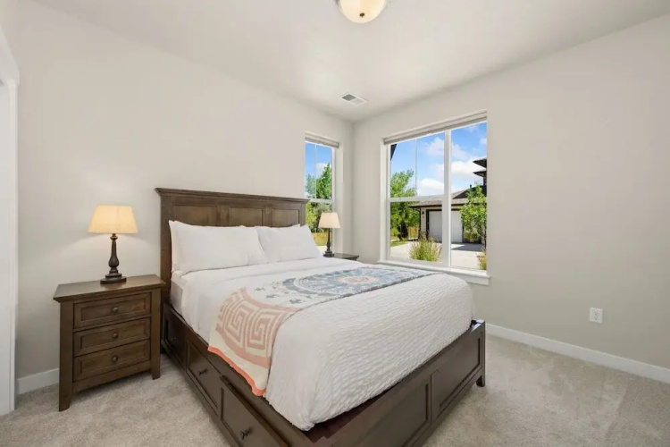 Northfield Hideaway, King Suite, EV, Pet-friendly