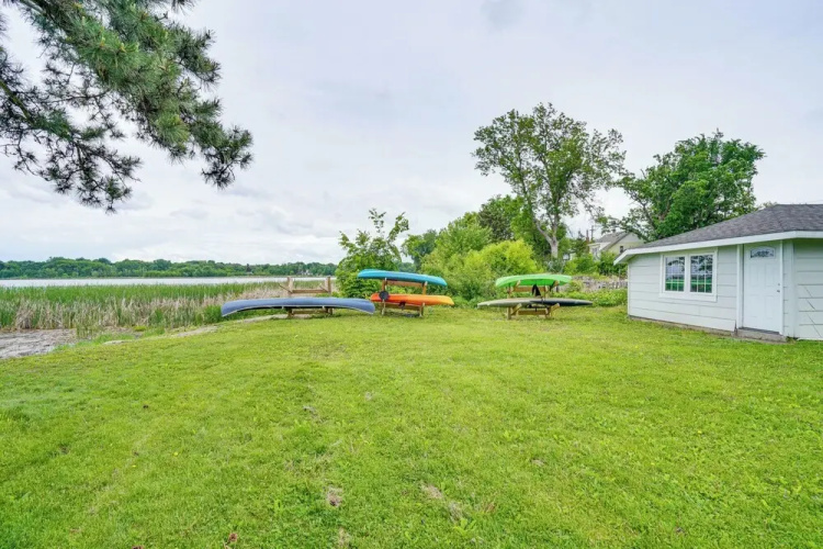 Snowmobile Trail On-site: Lakefront Mound Apt!