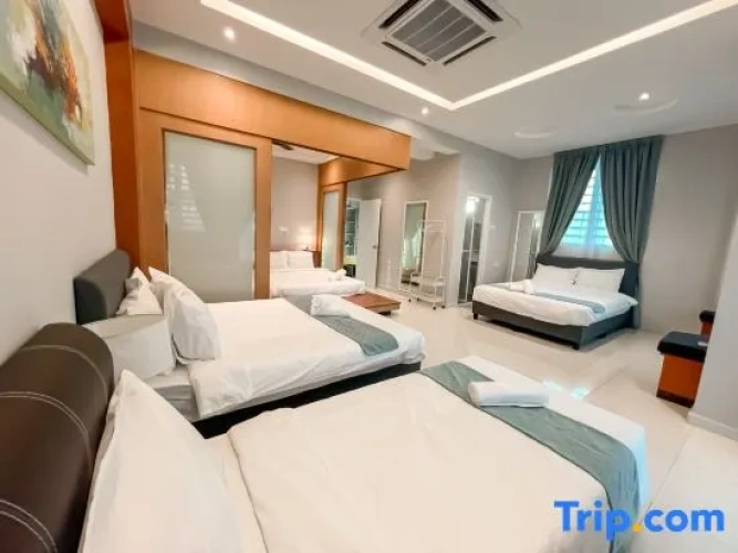 6 Bedrooms Villa