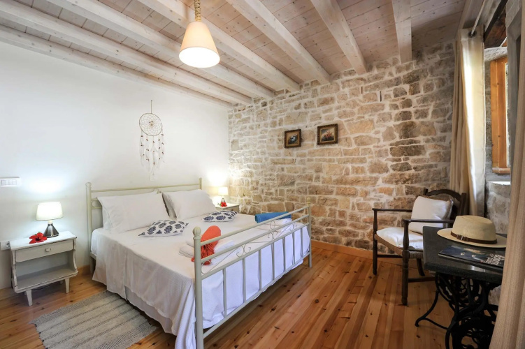 Leonora House