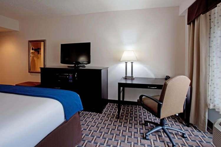 Holiday Inn Express & Suites Hope Mills-Fayetteville Arpt by IHG