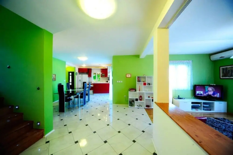4 Bed Villa Sleeps 9 - Pool, Pets, Garden, Parking