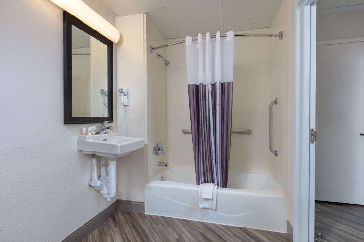 La Quinta Inn & Suites by Wyndham Clifton/Rutherford photo 9