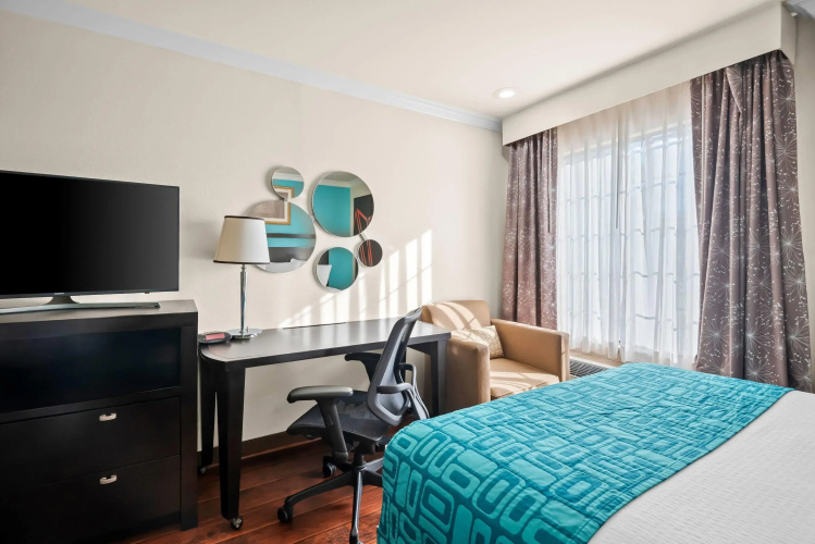 Howard Johnson by Wyndham Pasadena