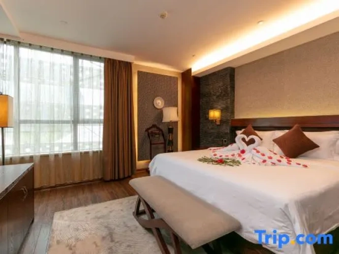 Deluxe Double Suite with city view