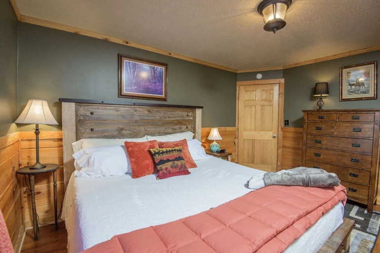Knotty Pine by Eagles Ridge Resort