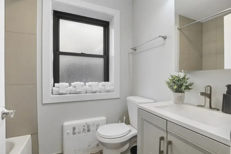 2BR Rogers Park Apt in Sheridan