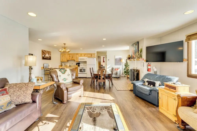 1/2 Mi to Skiing: Red River Condo w/ Free Shuttle!