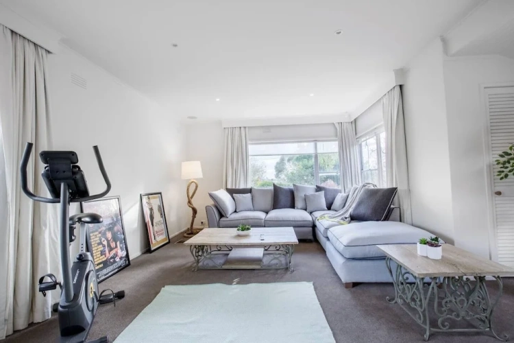 5 Bedrooms Cottage