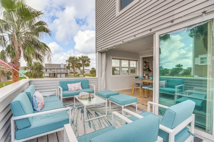 4 Bedrooms Cottage with balcony