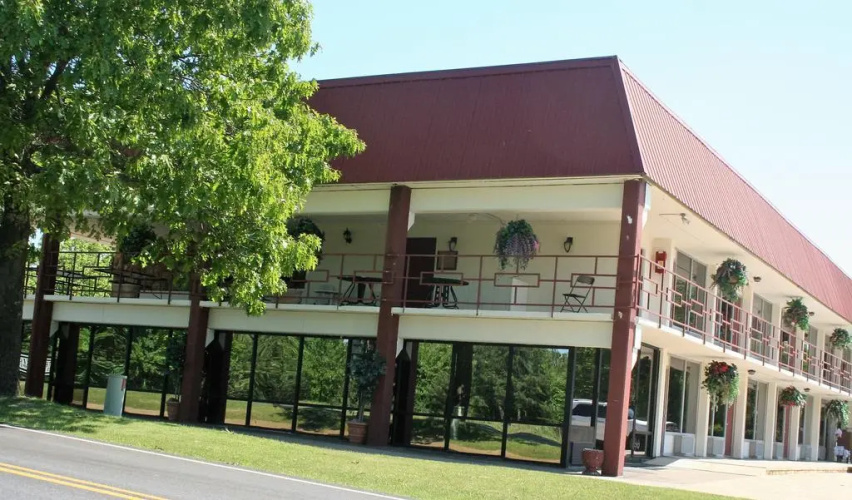Statue Road Inn