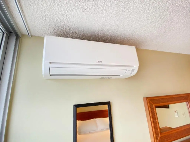 Beautiful Ocean View, 1 Block to the Beach, Split AC
