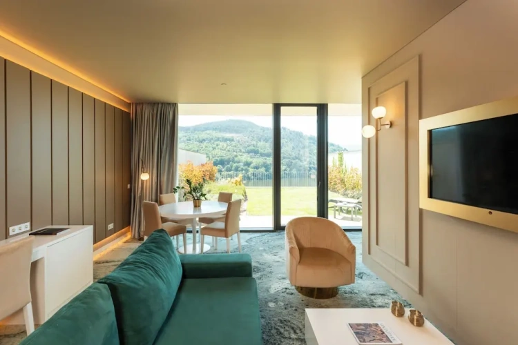 Suite with balcony and with river view