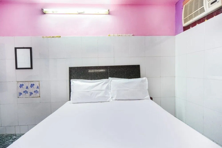 SPOT ON 45468 Kumarans Inn