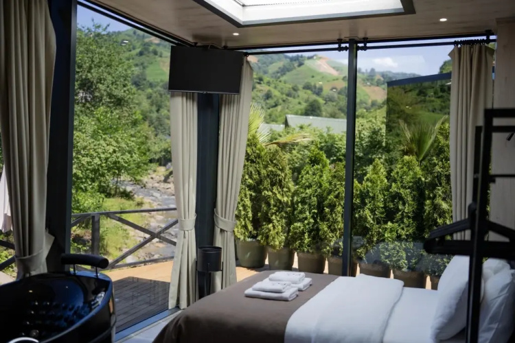 Mirrorland Bungalow