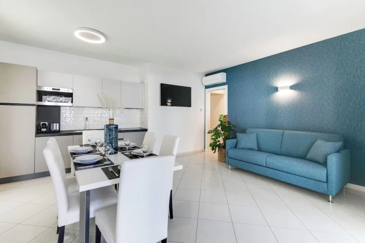 2 Bedrooms Apartment