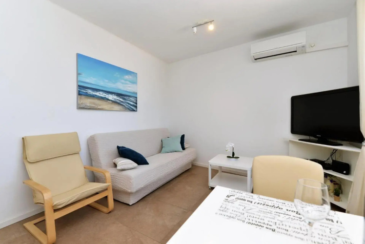 Beach apartment VAMI with sea view