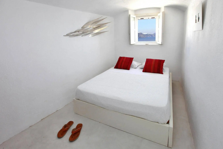 Menias Cave House